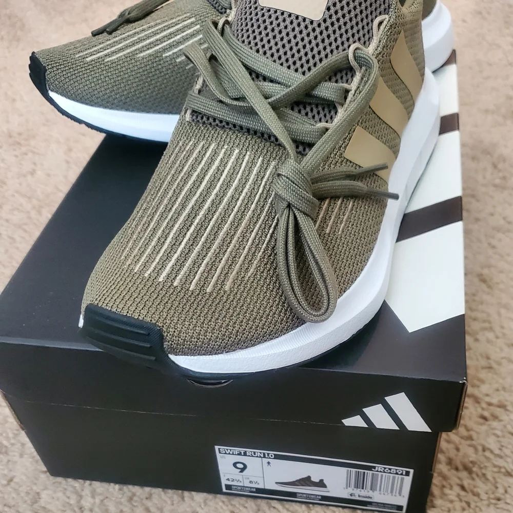 adidas Men’s Olive Green & Tan Runner Sneakers